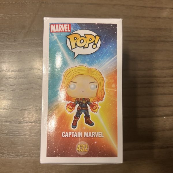 Funko Pop! #432 Captain Marvel - Glow in the Dark - Walmart Exclusive