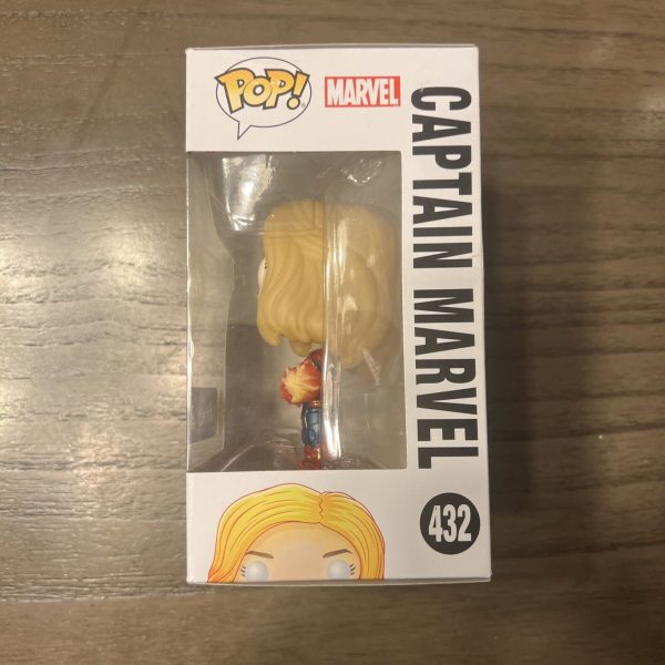 Funko Pop! #432 Captain Marvel - Glow in the Dark - Walmart Exclusive