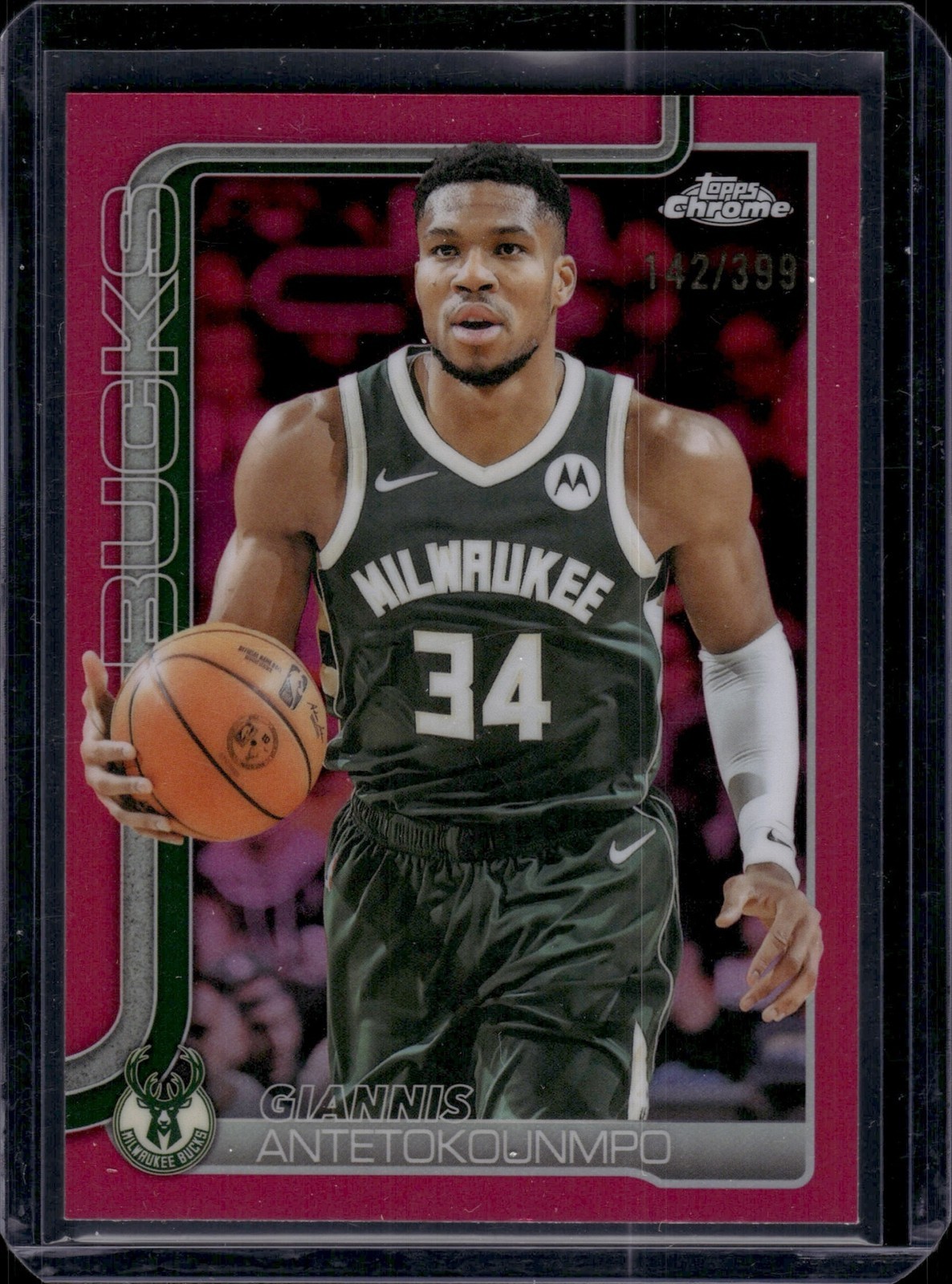 GIANNIS ANTETOKOUNMPO 2025-26 TOPPS CHROME #137 MAGENTA REFRACTOR 142/399 BUCKS